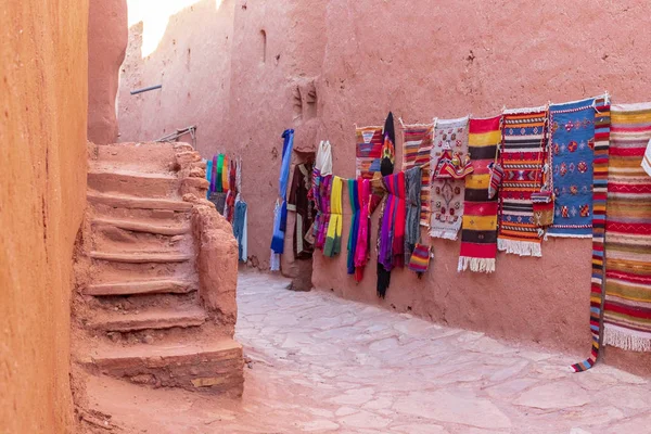 Roupas coloridas tradicionais no mercado, Marrocos — Fotografia de Stock