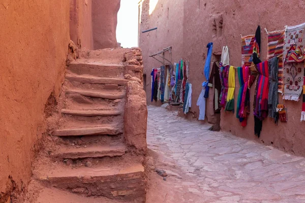 Vestiti colorati tradizionali sul mercato, Marocco — Foto Stock