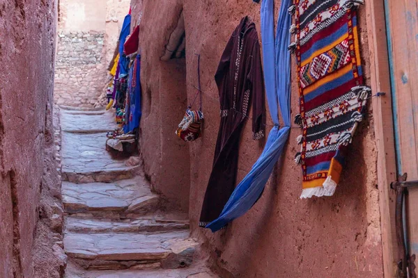 Hagyományos színes ruhák a piacon, Marokkó — Stock Fotó