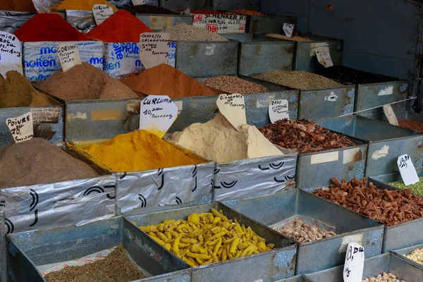 Especiarias em um mercado marroquino, Marraquexe, Marrocos . — Fotografia de Stock
