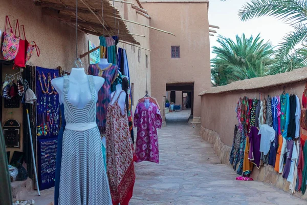 Ropa colorida tradicional en el mercado, Marruecos — Foto de Stock