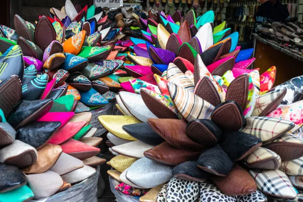 Farverige tøfler til salg i Marrakesh souq, Marokko - Stock-foto