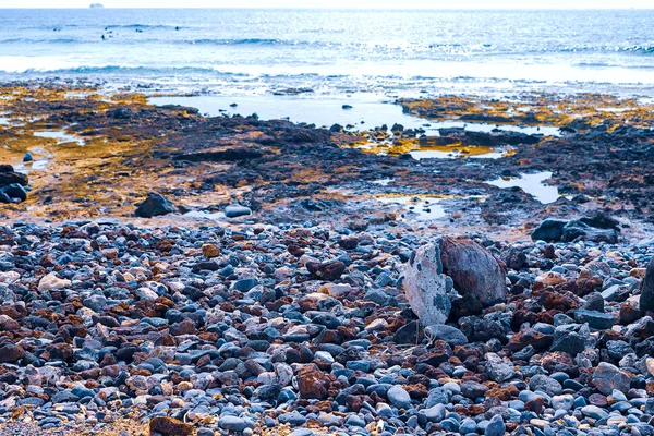 黒いビーチの小さな石 — ストック写真