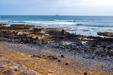 Siyah sahilde küçük taşlar