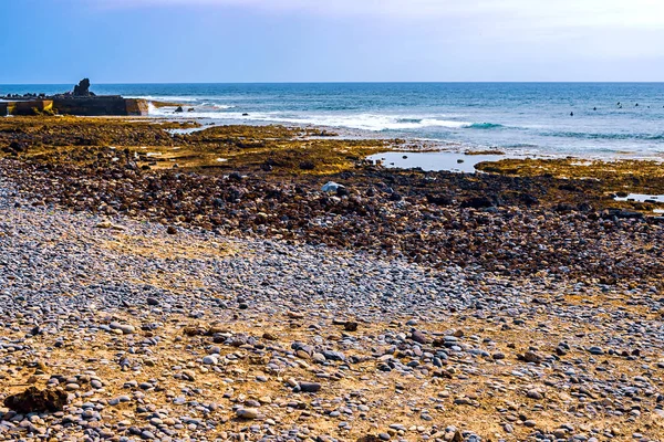 Pequenas pedras na praia preta — Fotografia de Stock