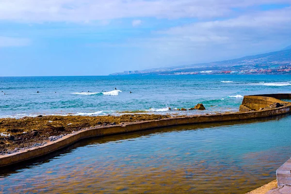 Praia vulcânica de areia preta, ilha de Tenerife, Espanha — Fotografia de Stock