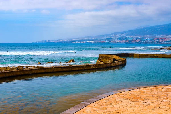 Praia vulcânica de areia preta, ilha de Tenerife, Espanha — Fotografia de Stock