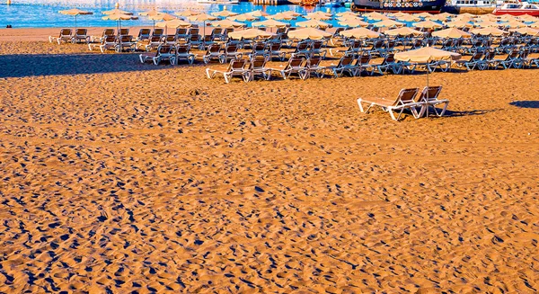 Krzesło plażowe z parasolem z błękitnym niebem na pięknej tropikalnej plaży, odprężający czas — Zdjęcie stockowe