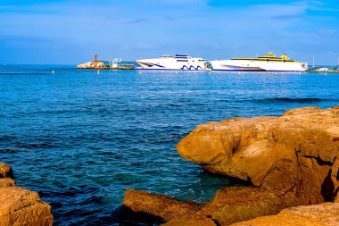 Tenerife'deki Atlantik kıyısımanzarası. Plaj, volkanik taşlar, çakıl taşları.
