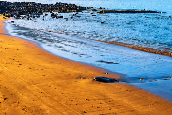 Widok na wybrzeże Atlantyku na Teneryfie. Plaża, kamienie wulkaniczne, Kamyczki. — Zdjęcie stockowe