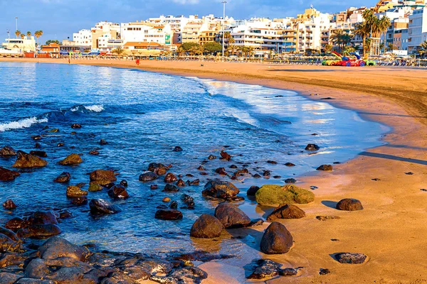 Vista da costa atlântica em Tenerife. Praia, pedras vulcânicas, seixos . — Fotografia de Stock