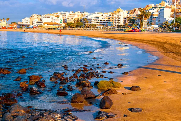 Tenerife'deki Atlantik kıyısımanzarası. Plaj, volkanik taşlar, çakıl taşları.