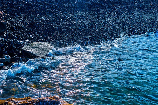 テネリフェ島の大西洋岸の眺め。ビーチ、火山石、小石. — ストック写真