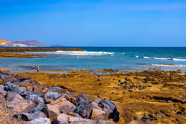 Widok na wybrzeże Atlantyku na Teneryfie. Plaża, kamienie wulkaniczne, Kamyczki. — Zdjęcie stockowe