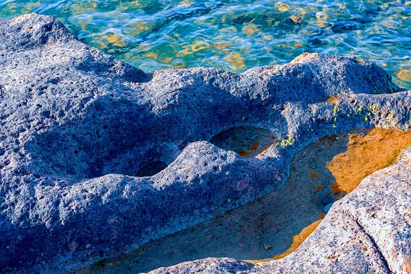 Vista de la costa atlántica de Tenerife. Playa, piedras volcánicas, piedras . —  Fotos de Stock