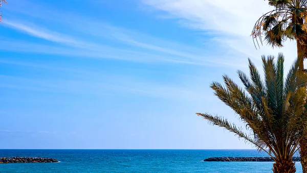 Vista della costa atlantica di Tenerife. Spiaggia, pietre vulcaniche, ciottoli . — Foto Stock