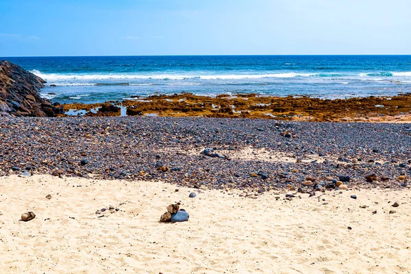 Vista de la costa atlántica de Tenerife. Playa, piedras volcánicas, piedras . — Foto de Stock