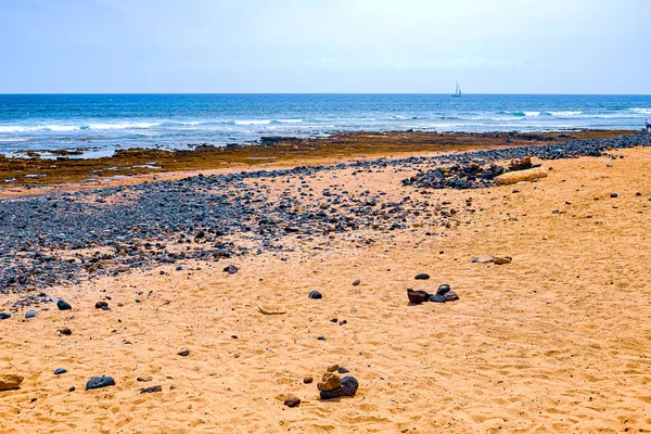 Vista de la costa atlántica de Tenerife. Playa, piedras volcánicas, piedras . — Foto de Stock