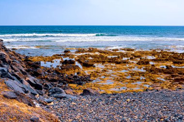 Tenerife'deki Atlantik kıyısımanzarası. Plaj, volkanik taşlar, çakıl taşları.