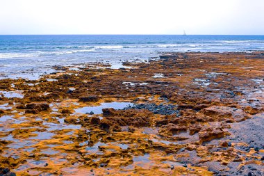 Tenerife'deki Atlantik kıyısımanzarası. Plaj, volkanik taşlar, çakıl taşları.