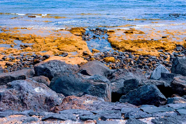 Vue de la côte atlantique à Tenerife. Plage, pierres volcaniques, galets . — Photo