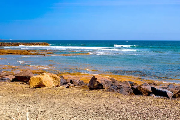 Blick auf die Atlantikküste auf Teneriffa. Strand, vulkanische Steine, Kieselsteine. — Stockfoto