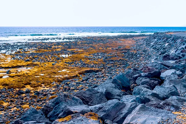 Vista da costa atlântica em Tenerife. Praia, pedras vulcânicas, seixos . — Fotografia de Stock