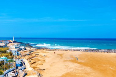 Bou Regreg nehri'nin ağzını Atlantik Okyanusu'ndan ayıran okyanus ve ara suların manzarası. Rabat, Fas.
