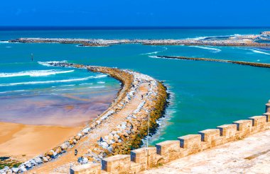 Bou Regreg nehri'nin ağzını Atlantik Okyanusu'ndan ayıran okyanus ve ara suların manzarası. Rabat, Fas.