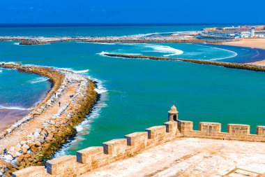 Bou Regreg nehri'nin ağzını Atlantik Okyanusu'ndan ayıran okyanus ve ara suların manzarası. Rabat, Fas.