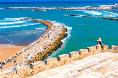 Bou Regreg nehri'nin ağzını Atlantik Okyanusu'ndan ayıran okyanus ve ara suların manzarası. Rabat, Fas.