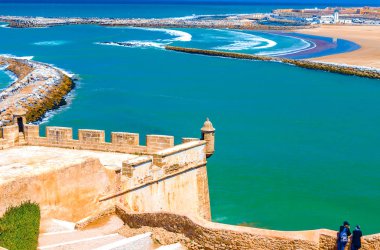 Bou Regreg nehri'nin ağzını Atlantik Okyanusu'ndan ayıran okyanus ve ara suların manzarası. Rabat, Fas.