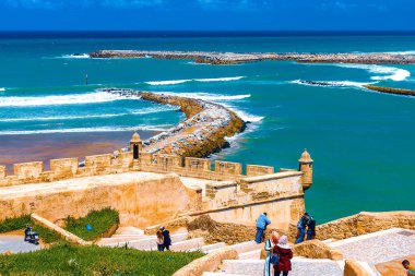 Bou Regreg nehri'nin ağzını Atlantik Okyanusu'ndan ayıran okyanus ve ara suların manzarası. Rabat, Fas.