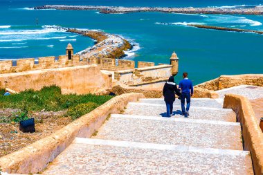 Bou Regreg nehri'nin ağzını Atlantik Okyanusu'ndan ayıran okyanus ve ara suların manzarası. Rabat, Fas.
