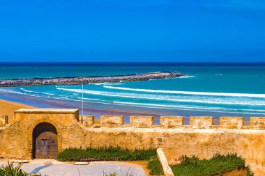 Bou Regreg nehri'nin ağzını Atlantik Okyanusu'ndan ayıran okyanus ve ara suların manzarası. Rabat, Fas.