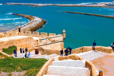 Bou Regreg nehri'nin ağzını Atlantik Okyanusu'ndan ayıran okyanus ve ara suların manzarası. Rabat, Fas.
