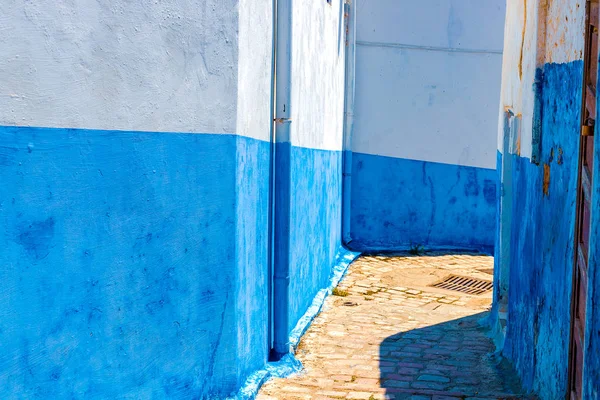 라바트 모로코의 카스바 데 우다이아스의 블루 앤 화이트 스트리트 — 스톡 사진
