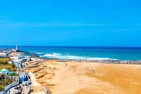 Bou Regreg nehri'nin ağzını Atlantik Okyanusu'ndan ayıran okyanus ve ara suların manzarası. Rabat, Fas.