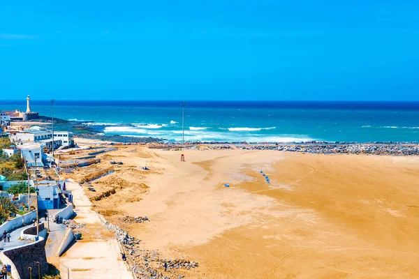 Vista do oceano e dos quebra-mares que separam a foz do rio Bou Regreg do Oceano Atlântico. Rabat, Marrocos . — Fotografia de Stock