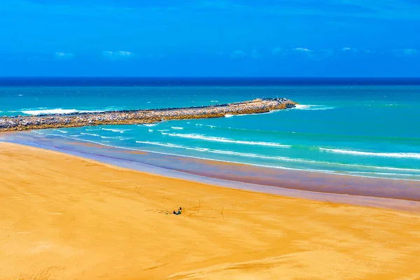 Blick auf den Ozean und die Buhnen, die die Mündung des Bou Regreg vom Atlantik trennen. Rabat, Marokko. — Stockfoto