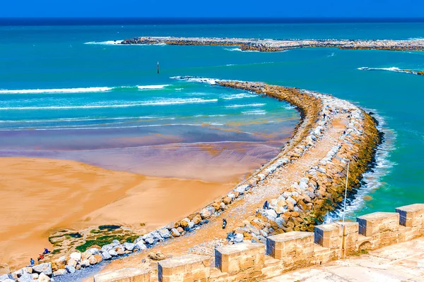 Blick auf den Ozean und die Buhnen, die die Mündung des Bou Regreg vom Atlantik trennen. Rabat, Marokko. — Stockfoto