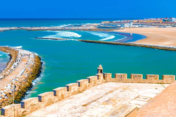 Bou Regreg nehri'nin ağzını Atlantik Okyanusu'ndan ayıran okyanus ve ara suların manzarası. Rabat, Fas.