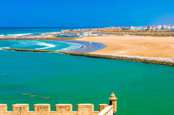 Vista do oceano e dos quebra-mares que separam a foz do rio Bou Regreg do Oceano Atlântico. Rabat, Marrocos . — Fotografia de Stock