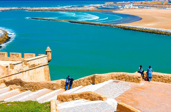 Blick auf den Ozean und die Buhnen, die die Mündung des Bou Regreg vom Atlantik trennen. Rabat, Marokko. — Stockfoto