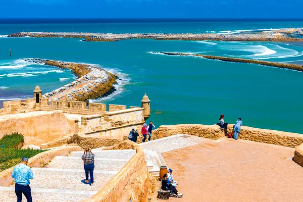 Bou Regreg nehri'nin ağzını Atlantik Okyanusu'ndan ayıran okyanus ve ara suların manzarası. Rabat, Fas.