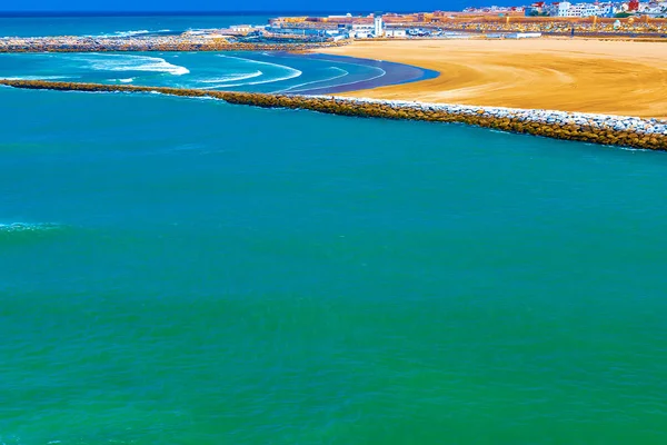 Blick auf den Ozean und die Buhnen, die die Mündung des Bou Regreg vom Atlantik trennen. Rabat, Marokko. — Stockfoto