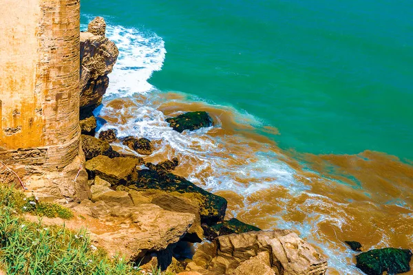 Vista del océano y los rompeolas que separan la desembocadura del río Bou Regreg del Océano Atlántico. Rabat, Marruecos . — Foto de Stock