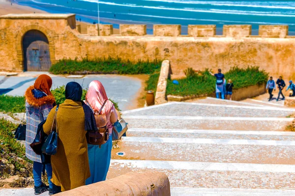 Tres chicas árabes pasan tiempo juntas al aire libre y toman fotos en el océano. Rabat, Marruecos — Foto de Stock