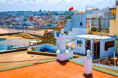 Rabat, Fas kentinde geleneksel bir binanın çatısından kıyı şeridi görünümü