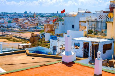 Rabat, Fas kentinde geleneksel bir binanın çatısından kıyı şeridi görünümü